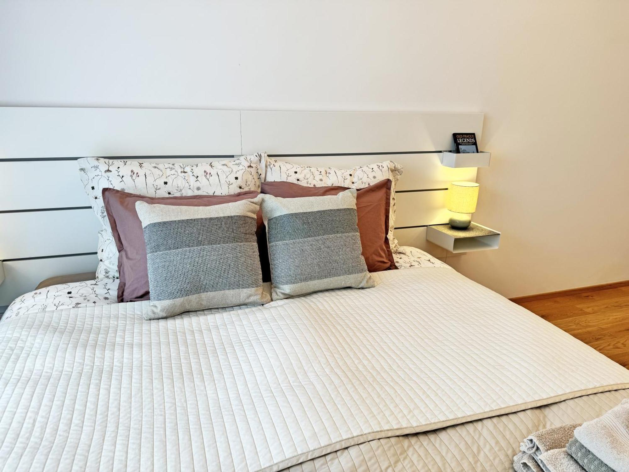 New Studio, King Bed, Free Parking, Terrace Apartmán *